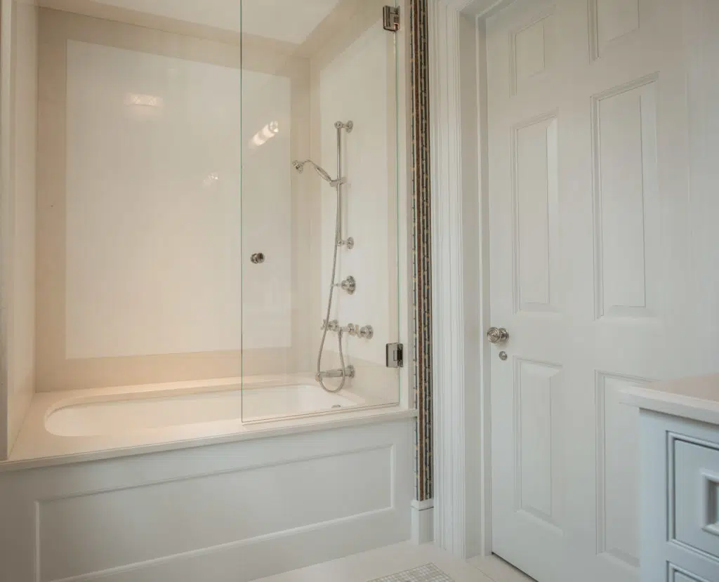 A guest bathroom shower/tub with a shower screen.